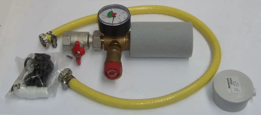 Daikin-Zubehörset mit Druckmanometer, Ventilen, Schläuchen und Anschlussstücken zur Verwendung in Heizungsanlagen.